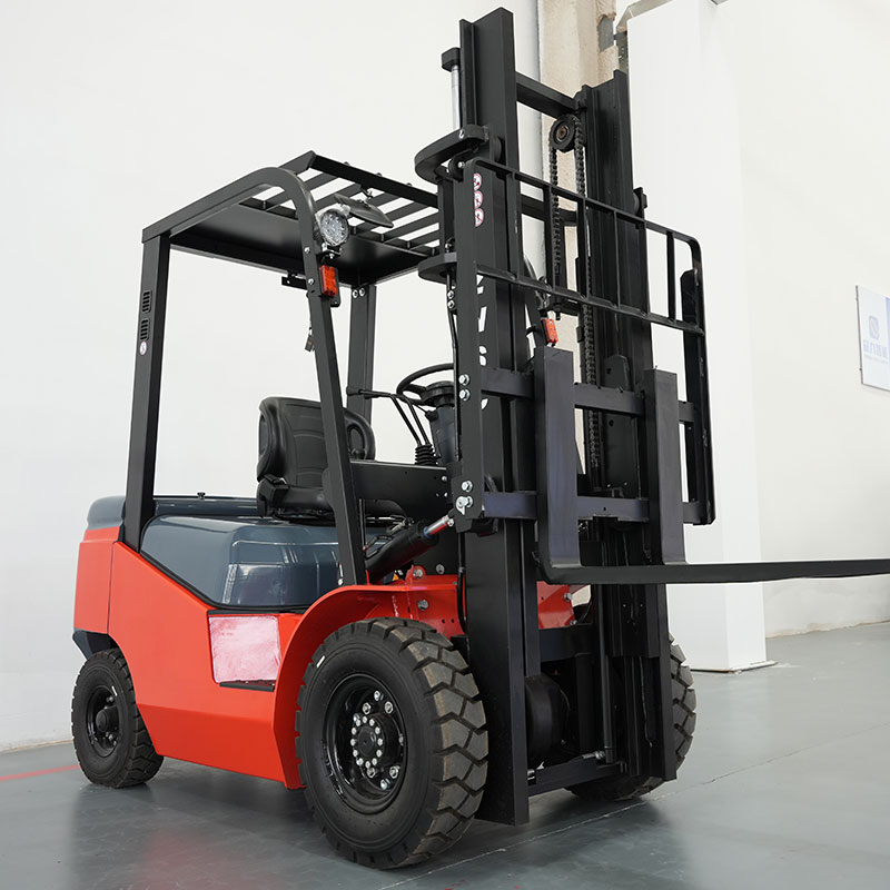 Xe nâng chạy bằng xăng cần bán