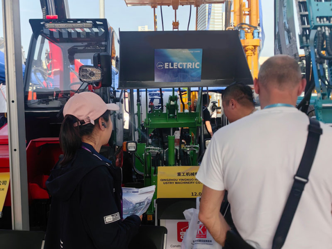 رافعة شوكية كهربائية